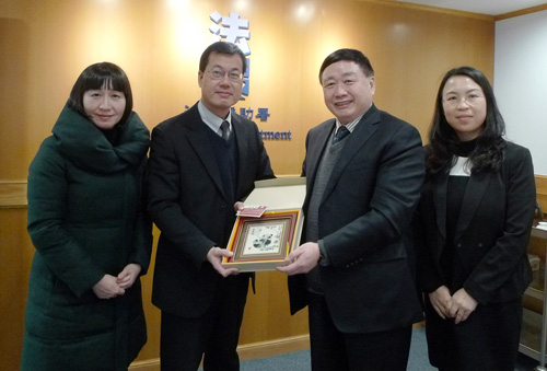 Deputy Director of Legal Aid / Application and Processing, Mr Chris Chong (second left) and Deputy Director of Legal Aid / Litigation, Ms Juliana OY Chan (first left) met with Mr Wan Chun, Director of Law and Policy Research Office of Supreme People’s Procuratorate (second right) on 25 January 2016 and briefed him on the latest development of legal aid services in Hong Kong.