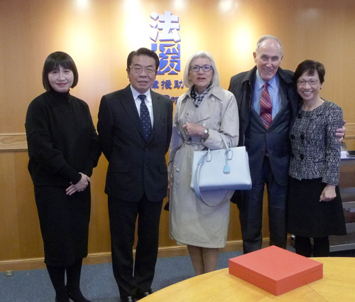 Director of Legal Aid, Mr Thomas Kwong (second left), Deputy Director of Legal Aid / Administration, Ms Alice Chung (first right) and Deputy Director of Legal Aid / Litigation, Ms Juliana OY Chan (first left) received The Right Honourable Beverley McLachlin, P.C., Chief Justice of Canada, Canada (centre) on 14 March 2016 and exchanged views on provision of legal aid services in Hong Kong.