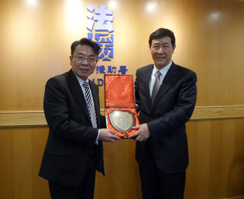 Director of Legal Aid, Mr Thomas Kwong and Deputy Director of Legal Aid / Application and Processing, Mr Chris Chong introduced the Department’s work and services to Mr Shen Deyong, Executive Vice-President of Supreme People’s Court on 21 March 2016. Picture shows Mr Kwong (left) presenting a departmental souvenir to Mr Shen (right).