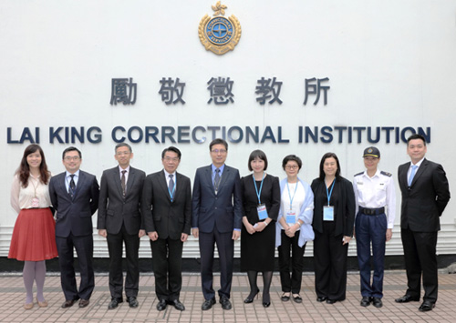 Director of Legal Aid, Mr Thomas Kwong (fourth left), Deputy Director of Legal Aid / Litigation, Ms Juliana OY Chan, Assistant Director of Legal Aid / Application and Processing, YW Mo and Assistant Director of Legal Aid / Litigation, Ms Sherman Cheung (sixth to eighth from left) visited Lai King Correctional Institution on 19 April 2016 to gain a better understanding of the Correctional Services Department’s work.