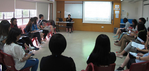 Senior Legal Aid Counsel / Civil Litigation (2), Ms Janet Fung introduced to social workers of the Hong Kong Young Women’s Christian Association Women Affairs Department on the work and services of the Legal Aid Department relating to family issues including divorce, maintenance and custody on 8 June 2016.