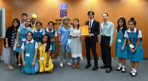 Picture (2) shows Legal Aid Counsel / Official Solicitor’s Office, Mr Felix Chiu (fourth right) and Senior Law Clerk II / Kowloon Branch Office, Mr Philip Leung (third right) receiving a souvenir from a school’s representative on June 20, 2016.