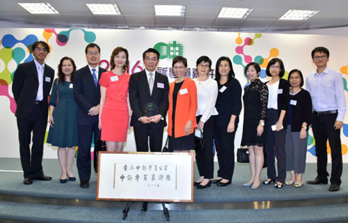 Picture shows Principal Assistant Secretary for Home Affairs (Civic Affairs) 2, Ms Karyn Chan (fourth left) with the Director of Legal Aid, Mr Thomas Kwong (fifth left) and representatives from the Legal Aid Department at the award presentation ceremony.