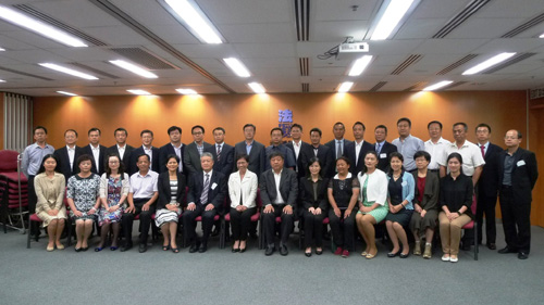 Deputy Director of Legal Aid / Policy and Administration, Ms Alice Chung (seventh from left in the front row) and Assistant Principal Legal Aid Counsel / Application and Processing (2), Ms Amy Lee (sixth from right in the front row) received a group of Senior Chinese Judges and delegates on 14 October 2016 and briefed them on Hong Kong’s legal aid system. The visit was part of the 10th Advanced Programme for Chinese Senior Judges organised by the City University of Hong Kong’s Law School.
