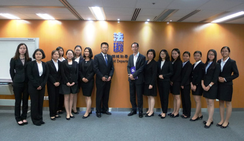 Senior Legal Aid Counsel / Application and Processing, Mr Paul Yau and Legal Aid Counsel / Crime, Miss Eliza Ching (first and second in the right row) met with a group of law students from Shantou University on 11 July 2016 and briefed them on the Department’s role, mission and operation.