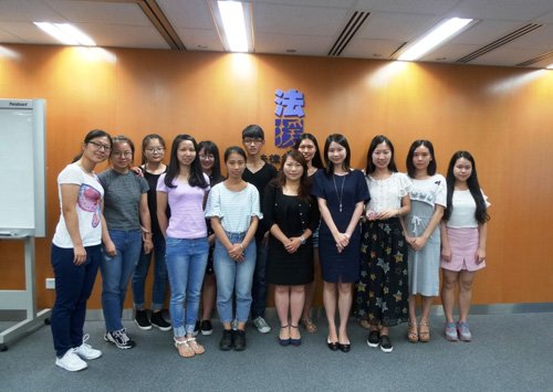 A group of law students from South China University of Technology visited the Legal Aid Department on 14 July 2016 to understand the legal aid system in Hong Kong. They were received by Senior Legal Aid Counsel / Civil Litigation (1), Miss Emily Ho and Legal Aid Counsel / Crime, Ms Charis Li (third and second from right in the front row).