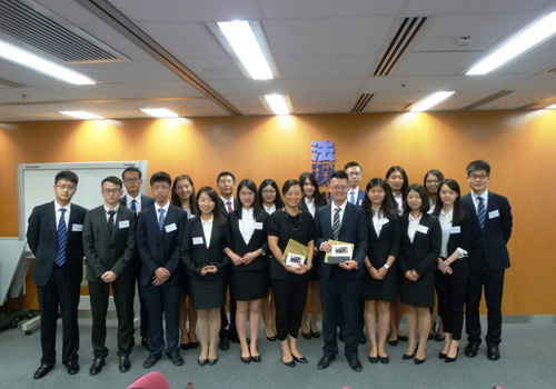 Senior Legal Aid Counsel / Application and Processing, Mr Simon Lau and Legal Aid Counsel / Application and Processing, Ms Sally Cheung (fifth and sixth from right in the front row) delivered a talk on legal aid services in Hong Kong to a group of law students from Peking University on 18 July 2016. The visit was organised by the Hong Kong Bar Association.