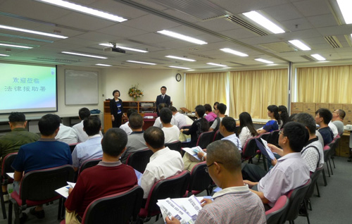 Senior Legal Aid Counsel / Kowloon Branch Office, Ms Dorothy Chu (left) and Legal Aid Counsel / Crime, Mr David Chow (right) received a group of Mainland officials from Anhui Province on 28 July 2016 and briefed them on the Department’s role and function. The visit was organised by Hong Kong Financial Services Institute.