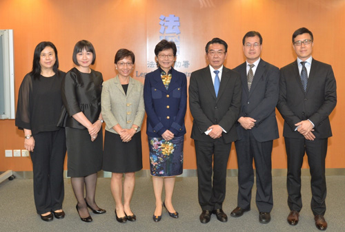 Picture (1) shows the Chief Secretary for Administration, Mrs Carrie Lam (centre) in a group photo with the Director of Legal Aid, Mr Thomas Kwong (third right); the Assistant Director of Legal Aid / Litigation, Ms Sherman Cheung (first left); the Deputy Director of Legal Aid / Litigation, Ms Juliana OY Chan (second left); the Deputy Director of Legal Aid / Policy and Administration, Ms Alice Chung (third left); the Deputy Director of Legal Aid / Application and Processing, Mr Chris Chong (second right); and the Assistant Principal Legal Aid Counsel / Civil Litigation (1), Mr Steve Wong (first right).