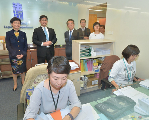 Picture (2) shows the Chief Secretary for Administration, Mrs Carrie Lam (back row, first left) touring the Application and Processing Division. Accompanying her are the Director of Legal Aid, Mr Thomas Kwong (back row, third left); the Deputy Director of Legal Aid / Application and Processing, Mr Chris Chong (back row, third right); the Deputy Director of Legal Aid / Policy and Administration, Ms Alice Chung (back row, first right); and the Assistant Director of Legal Aid / Application and Processing, Ms Y W Mo (back row, second right).