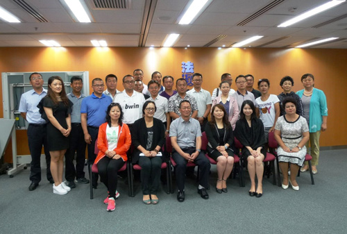 On 15 September 2016, Senior Legal Aid Counsel / Civil Litigation (1), Miss Emily Ho and Legal Aid Counsel / Crime, Ms Charis Li (fourth and fifth from left in the first row) delivered a talk to a group of Mainland officials from Shinjang Uyghur Aptonom Rayoni on the Department’s work and services in Hong Kong. The visit was organised by Hong Kong Financial Services Institute.