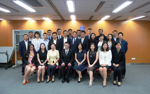 Senior Legal Aid Counsel / Application and Processing, Mr Simon Lau and Legal Aid Counsel / Official Solicitor’s Office, Miss Ella Chan (fourth and fifth from left in the first row) received a group of Mainland lawyers and another group of Mainland officials from Shanghai on 20 September 2016. The visit was organised by Hong Kong Financial Services Institute.