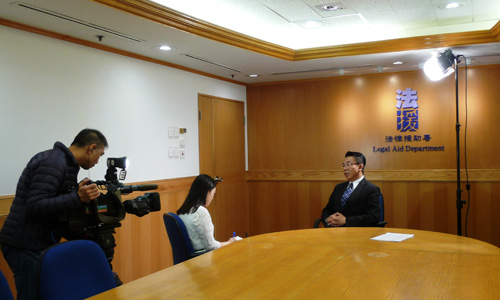 The Director of Legal Aid / Mr Thomas Kwong (right) took part in the recording of an interview arranged by TVB about judicial review on 25 January 2017. The interview was broadcast in the programme “A Closer Look” at TVB iNews on 30 January 2017 as well as in TVB-Jade’s main newscast and late newscast in the same evening.