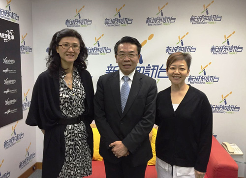 Director of Legal Aid, Mr Thomas Kwong conducted a two-episode interview on Metro Radio focusing on the work and services provided by the Department. Picture shows Mr Kwong (centre) with Vice President of the Law Society of Hong Kong, Ms Melissa Pang (left) and the programme host (right) after the recording on 7 November 2016.