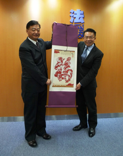 Director of Legal Aid, Mr Thomas Kwong, Deputy Director of Legal Aid / Application and Processing, Mr Chris Chong and Deputy Director of Legal Aid / Litigation, Ms Juliana OY Chan introduced the Department’s work and services to Mr Liu Zhenyu, Vice Minister of Ministry of Justice and seven delegates from Ministry of Justice and the China Legal Service (Hong Kong) Limited on 1 December 2016. Picture shows Mr Kwong (right) receiving a souvenir from Mr Liu (left).