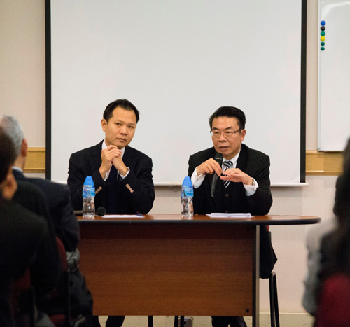 Director of Legal Aid, Mr Thomas Kwong (right) conducted a talk on the latest development in legal aid at a seminar organised by the Legislative Councillor for the Legal Functional Constituency, Mr Dennis Kwok (left) on 9 December 2016.