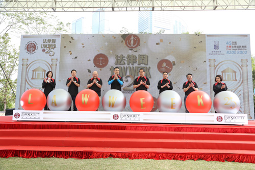 (8) Director of Legal Aid, Mr Thomas Kwong (second from right) officiated at the opening ceremony of Law Week 2016 at West Kowloon Cultural District on 17 December 2016. Also officiating at the opening ceremony were the Chief Executive, Mr C Y Leung (fourth from right); the Chief Justice of the Court of Final Appeal, the Hon Mr Justice Geoffrey Ma (third from left); the Secretary for Justice, Mr Rimsky Yuen (third from right); the Legislative Councillor for the Legal Functional Constituency, Mr Dennis Kwok (second from left); the Chairman of the Hong Kong Bar Association, Ms Winnie Tam (first right); the President of the Law Society of Hong Kong, Mr Thomas So (fourth from left); and the Chairlady of Law Week 2016 Organising Committee, Ms Ann Yeung (first left).