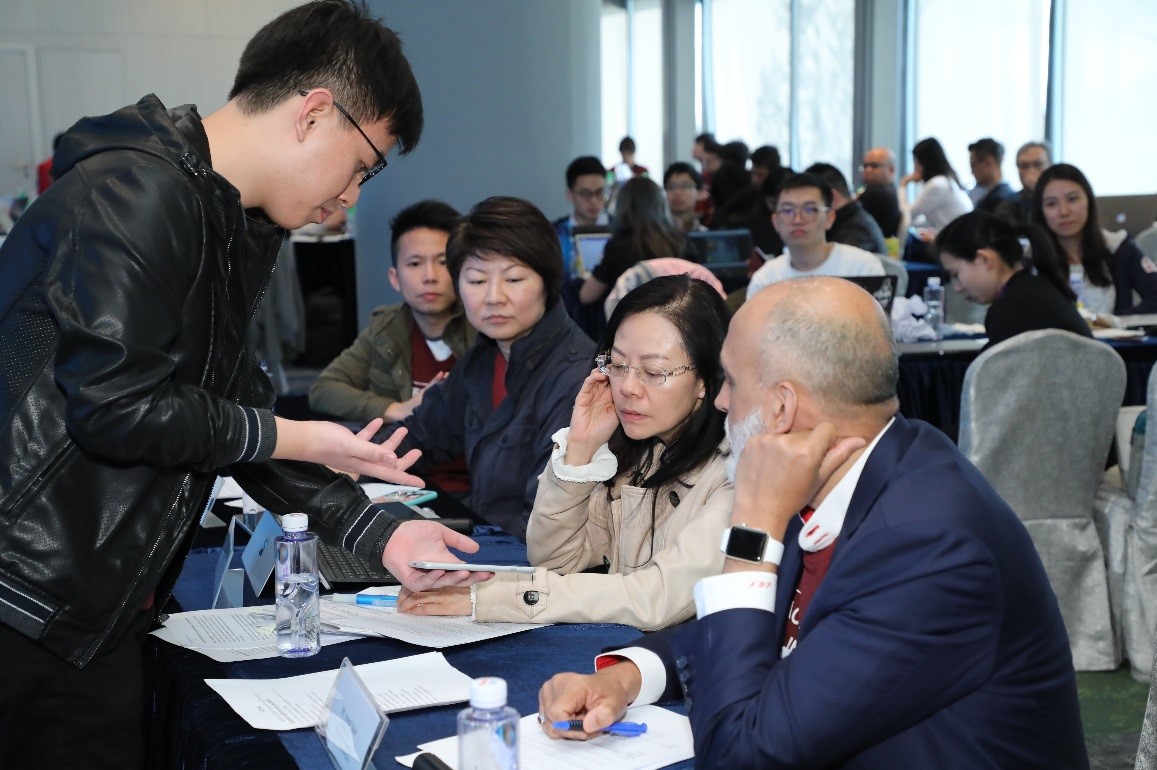 图(二)为助理首席法律援助律师(法律及管理支援)张英敏(右二)于二零一八年四月八日为「寻求公义黑客松」比赛担任评审委员。