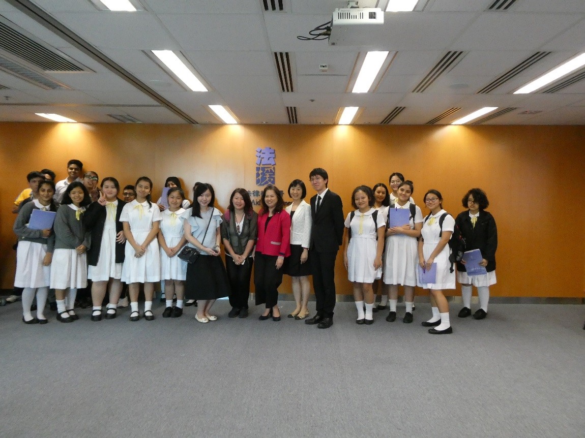 19名非华语中学生透过参与香港明爱青少年及社区服务举办的「多元文化梦飞翔计划+」成长向导同盟,在二零一八年六月二十八日参观法律援助署。参观活动包括在高等法院旁听案件审讯,以及由法律援助律师及律政书记讲解他们的日常工作。有关活动的目的是让非华语学生了解法援署的运作,以及取得与就业相关的资讯和意见。图为法律援助署助理署长(政策及发展)吕惠兰丶高级二等律政书记(民事诉讼1)陈明诗及法律援助律师(申请及审查2)郑镇潮(前排右六至右四)与到访的学生和老师合照。