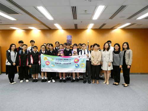 Picture (1) shows Assistant Director of Legal Aid / Policy and Development, Ms Doris Lui, Legal Aid Counsel / Legal and Management Support Section, Miss Melody Chui and Senior Law Clerk II / Legal and Management Support Section, Miss Gillian Yu (from third right to first right in the front row) pictured with the students after the visit on 28 March 2018.