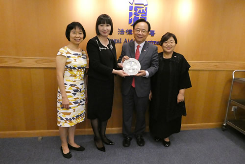 法 律 援 助 署 副 署 长 ( 诉 讼) 陈 爱 容 ( 左 二 ) 及 助 理 署 长 ( 申 请 及 审 查 ) 谢 士 芳 ( 左 一 ) 于 二 零 一 八 年 八 月 十 三 日 接 待 南 韩 自 由 韩 国 党 国 民 议 会 副 议 长 李 柱 荣 ( 左 三 ), 并 就 法 援 服 务 交 流 意 见 。