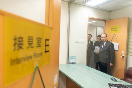 图 ( 二 ) 为 政 务 司 司 长 张 建 宗 ( 右 ) 参 观 诉 讼 科 辖 下 刑 事 组 的 接 见 室 , 听 取 署 方 人 员 讲 解 如 何 处 理 刑 事 法 律 援 助 申 请 和 办 理 刑 事 诉 讼 , 并 了 解 「 遥 距 公 事 探 访 系 统 」 的 运 作 情 况 。该 系 统 能 使 法 援 署 人 员 透 过 视 像 会 议 在 会 面 室 会 见 身 在 荔 枝 角 收 押 所 的 在 囚 人 士 。 陪 同 张 司 长 参 观 的 包 括 法 援 署 署 长 邝 宝 昌 ( 左 ) 和 法 援 署 副 署 长 ( 诉 讼 ) 陈 爱 容 ( 中 ) 。
