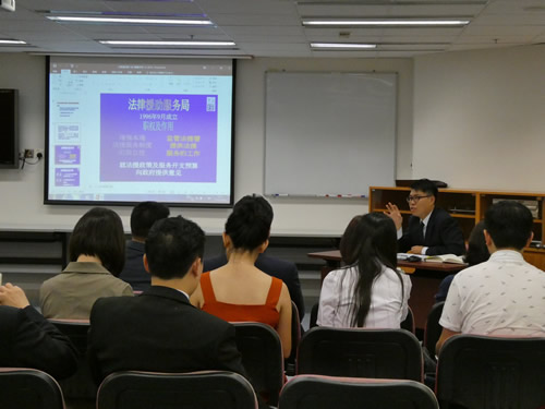 二 零 一 八 年 七 月 二 十 七 日 , 法 律 援 助 律 师 ( 刑 事 ) 周 伟 鸿 向 到 访 的 中 国 政 法 大 学 法 学 院 学 生 和 教 授 讲 解 法 律 援 助 署 的 职 能 和 服 务 。