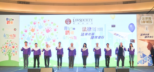 法律援助署署长邝宝昌(右三)于二零一八年十一月十七日为「法律周2018及青teen讲场2018」主持开幕典礼。其他主礼嘉宾包括终审法院首席法官马道立(右六)、运输及房屋局局长陈帆(右四)、香港律师会会长彭韵僖(右五)、立法会议员郭荣铿(左四)及法律援助服务局主席李家祥博士(左三)。