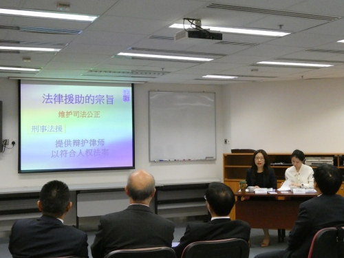 二零一八年十月十六日,法律援助律师(法律及管理支援)杨美丽(左)及法律援助律师(刑事)李可恩(右)接待来自浙江省司法厅的内地官员,并向他们讲解法律援助署的架构和服务。