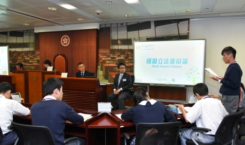 二零一八年十月二十七日,法律援助署署长邝宝昌(左一)为香港律师会举办的「青Teen讲场2018-模拟立法会辩论」担任评判。
